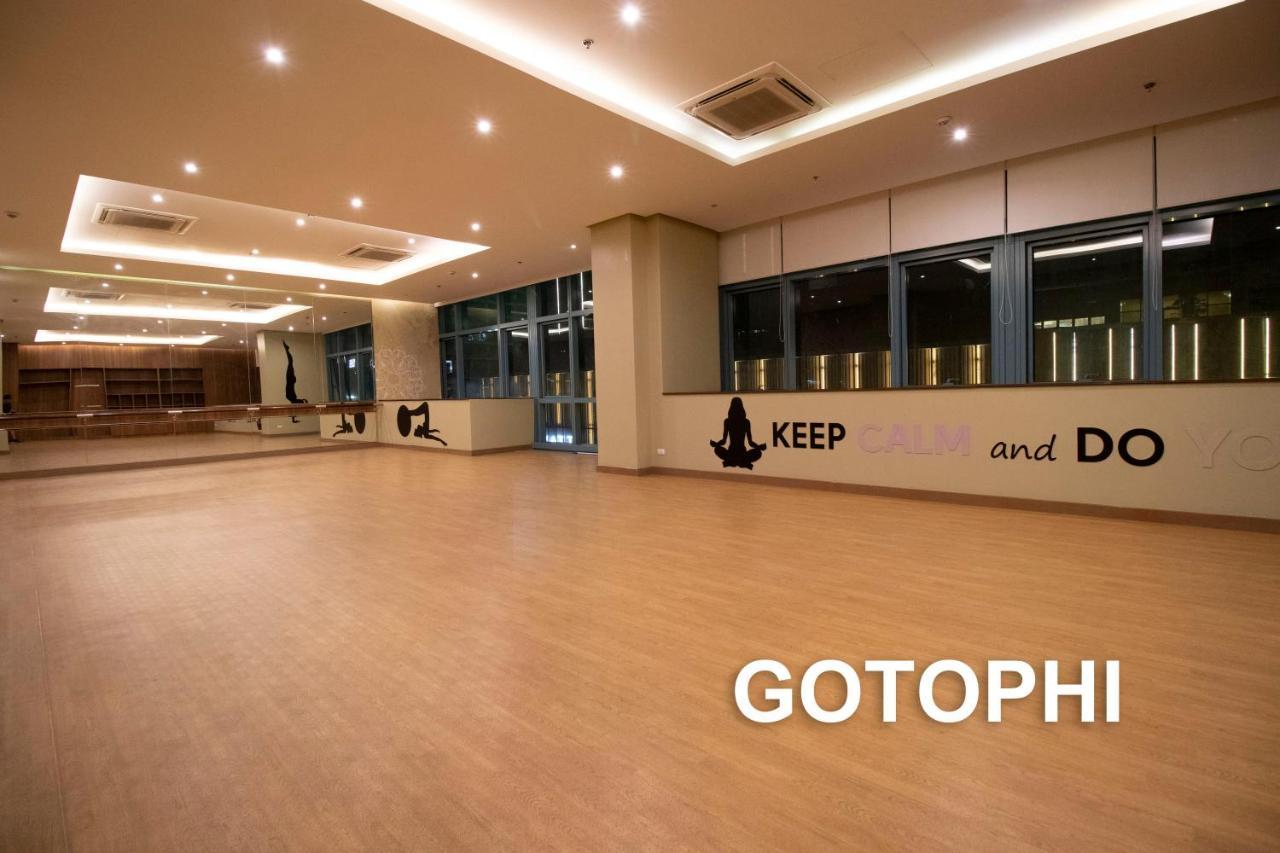 One Uptown Residence Taguig Exterior photo